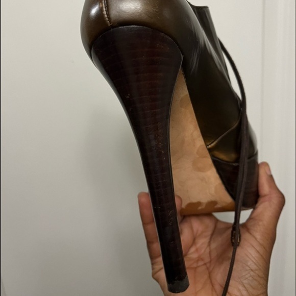 Stuart Weitzman unique heel shoe little distressed style - Picture 13 of 15